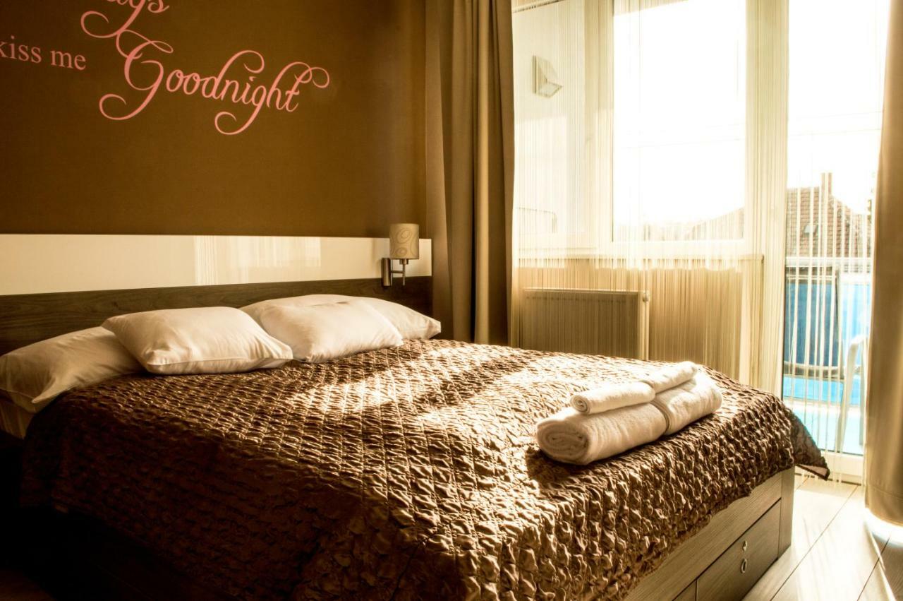 Platina Apartman Apartment Sarvar Ngoại thất bức ảnh